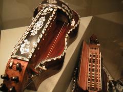 pict0013_music_instruments_in_the_museum.jpg