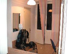pict0002_hotel_little_room.jpg